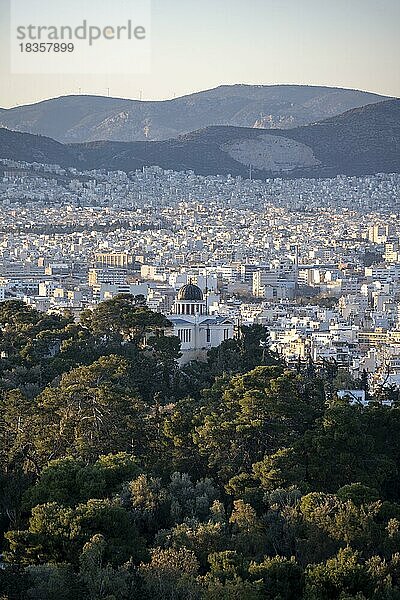 Blick über Häuser von Athen im Abendlicht  mit Nationalem Observatorium am Philopappos Hügel  im Abendlicht  Athen  Attika  Griechenland  Europa