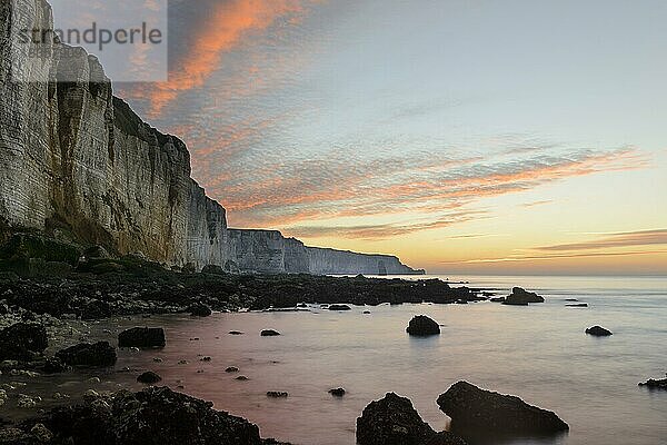 Alabasterküste mit Kreidefelsen in der Nähe von Étretat  Sonnenuntergang  Vattetot-sur-Mer  La Côte d'Albâtre  Normandie  Département Seine-Maritime  Haute-Normandie  Frankreich  Europa