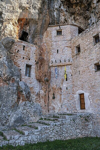 Altes Byzantinisches Kloster des Eies an einer Felswand  Iera Moni Agiou Dimitriou Augou  Peloponnes  Griechenland  Europa