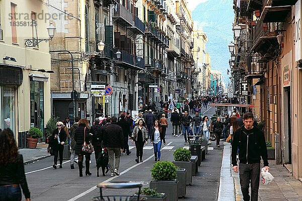 Fussgängerzone in der Altstadt von Palermo  Via Maqueda  Sizilien  Italien  Europa