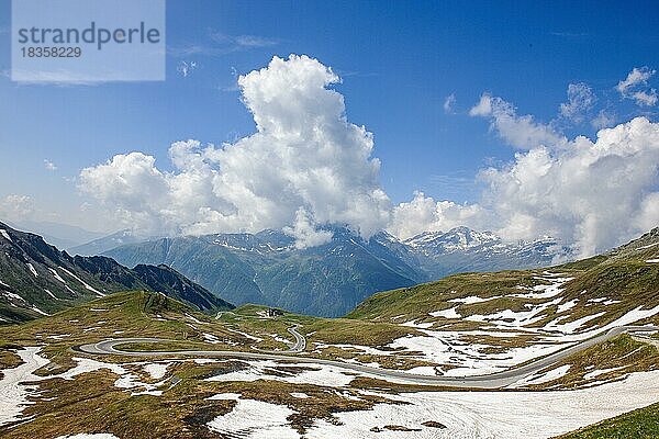 Haufenwolken (Cumulus) über Großglocknermassiv  Nationalpark Hohe Tauern  Kärnten  Österreich  Europa