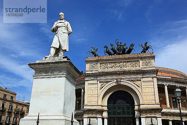 In der Altstadt von Palermo  das Teatro Politeama Garibaldi und das Standbild von Giuseppe Garibaldi  Sizilien  Italien  Europa