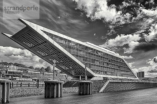 Markantes Bürohaus Dockland  Architekten Bothe Richter Teherani  moderne Architektur  Wahrzeichen im Hamburger Hafen  monochrom  Langzeitbelichtung  Altona  Hamburg  Deutschland  Europa