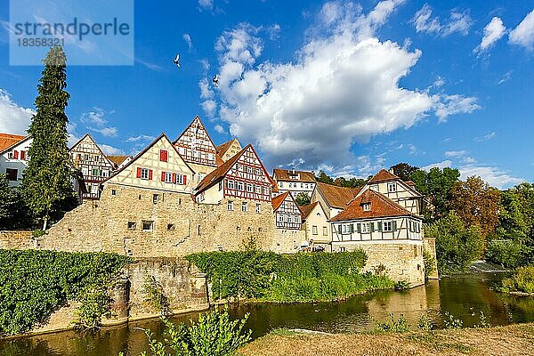 Fachwerkhäuser aus dem Mittelalter Stadt am Fluss Kocher in Schwäbisch Hall  Deutschland  Europa