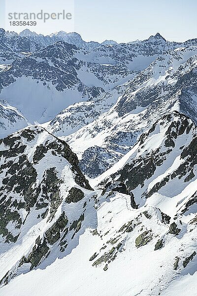 Gipfel und Berge im Winter  Sellraintal  Stubaier Alpen  Kühtai  Tirol  Österreich  Europa