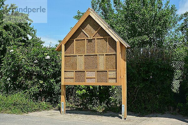 Großes Insektenhotel aus Holz  das Insekten wie Bienen Unterschlupf bieten soll  um ihr Aussterben zu verhindern