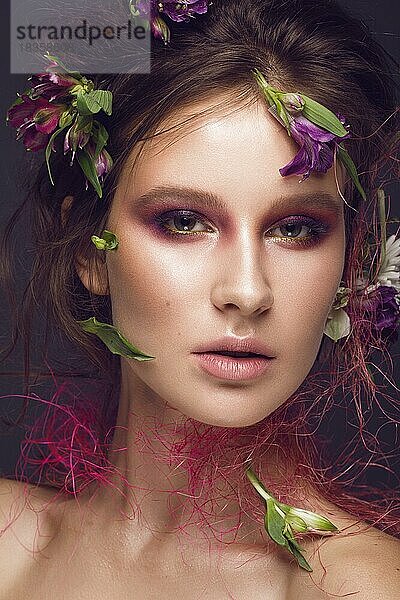 Schönes Mädchen mit Kunst Make-up und Blumen. Schönheit Gesicht. Fotos im Studio geschossen