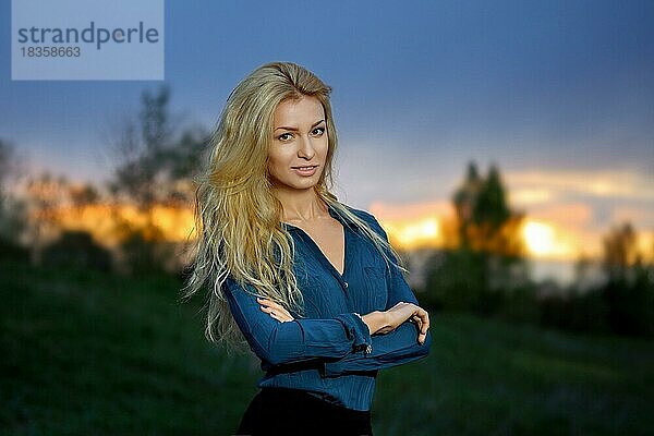 Outdoor Land Porträt von hübschen blonde Frau in Sonnenuntergang Zeit