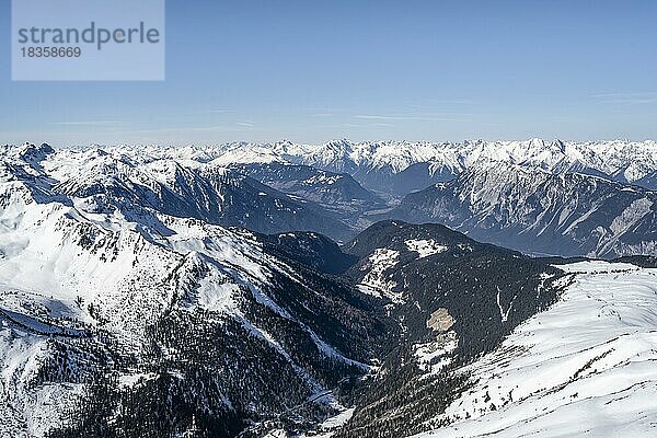 Ausblick vom Gipfel des Pirchkogel ins Nedertal  Bergpanorama  Ausblick auf verschneite Berggipfel  Kühtai  Stubaier Alpen  Tirol  Österreich  Europa
