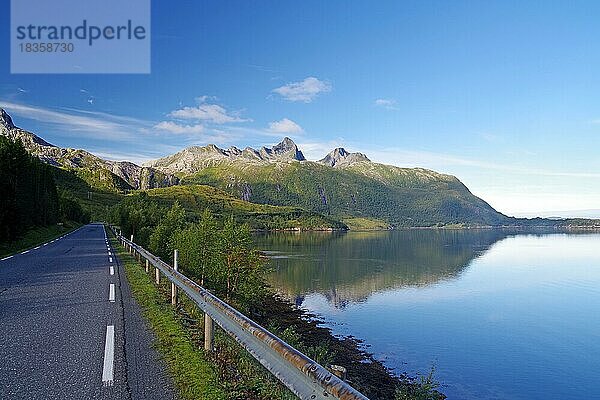 Steile Berge spiegeln sich im Meer  Fjord  Ufer  Straße ohne Verkehr  Jektvik  Kystriksveien  FV 17  Helgeland  Nordland  Norwegen  Europa
