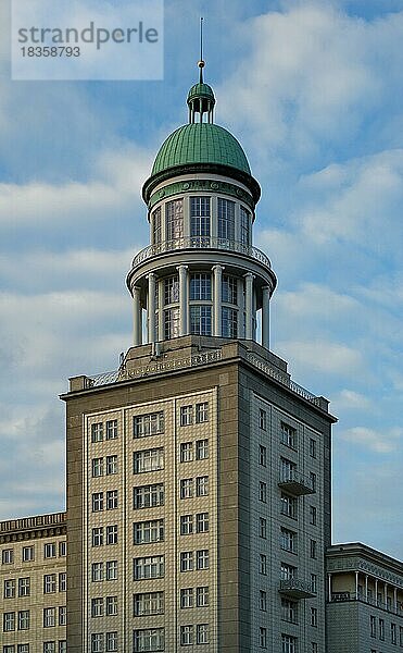 Der nördliche Kuppelbau am Frankfurter Tor  Ortsteil Friedrichshain  Bezirk Friedrichshain-Kreuzberg  Berlin  Deutschland  Europa