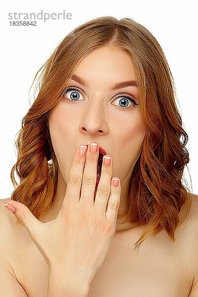 Porträt eines überraschten schönen Mädchens mit Handfläche am Mund. Schönheit Porträt  frische Haut. Natürliches Make-up