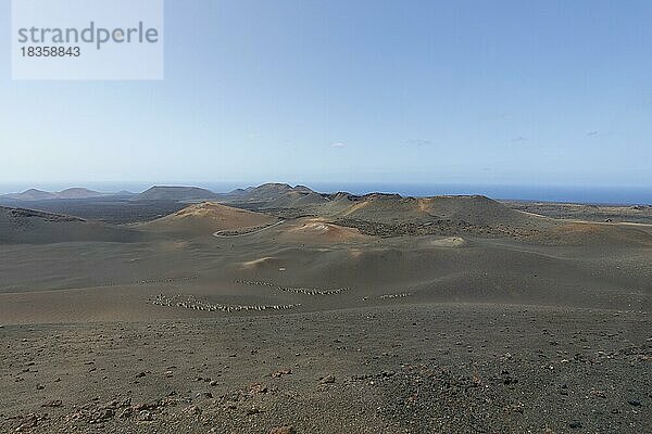 Vulkanlandschaft im Nationalpark Timanfaya  Lanzarote  Kanaren  Spanien  Europa