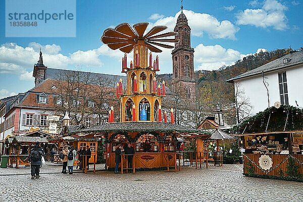 Riesige Weihnachtspyramide mit Kerzen als Teil des traditionellen Weihnachtsmarktes auf dem Universitätsplatz in der Heidelberger Innenstadt  Heidelberg  Deutschland  Europa