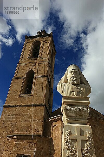 Nikosia  Lefkosia  Turm der Johanneskathedrale  Johannes Kathedrale und Statue am Kyprianou Square  Zypern  Europa