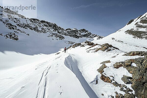 Skitourengeher in einem Hochtal  beim Aufstieg zum Sulzkogel  Sonnenstern  Kühtai  Stubaier Alpen  Tirol  Österreich  Europa