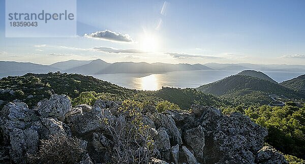 Vulkanhalbinsel Methana  Blick übers Meer und Landschaft mit Bergen und erloschen Vulkanen  Saronischer Golf  Peloponnes  Griechenland  Europa