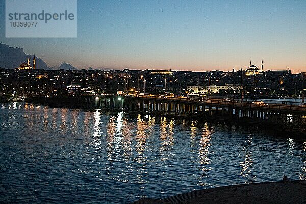 Atatürk-Brücke am Goldenen Horn bei Nacht auf dem Display