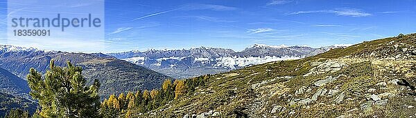 Aussicht auf das Unterwallis im Herbst  erste verschneite Gipfel  La Combe  Wallis  Schweiz  Europa