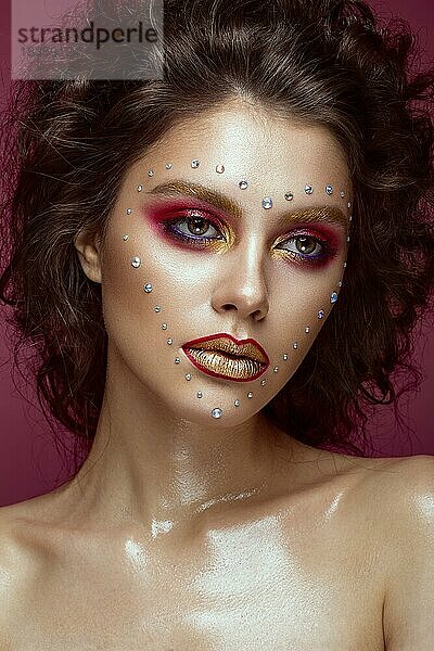 Schönes Mädchen mit hellen Mode Make-up  und Herz aus Kristallen auf dem Gesicht. Valentinstag. Fotos im Studio geschossen