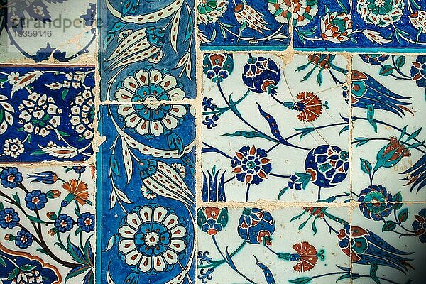 Antike osmanische Zeit Handgefertigte türkische Fliesen mit Blumenmuster