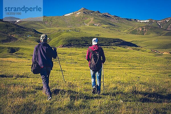 Wanderer mit Rucksäcken und Trekkingstöcken im türkischen Hochland