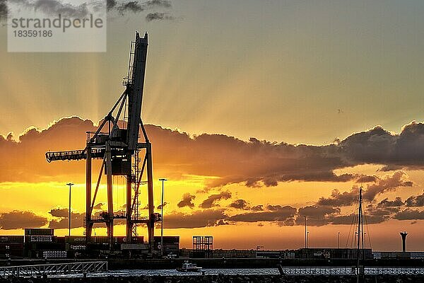 Sonnenaufgang  Morgendämmerung  Gegenlicht  Hafen  Verladekran  Hauptstadt  Puerto del Rosario  Fuerteventura  Kanarische Inseln  Spanien  Europa