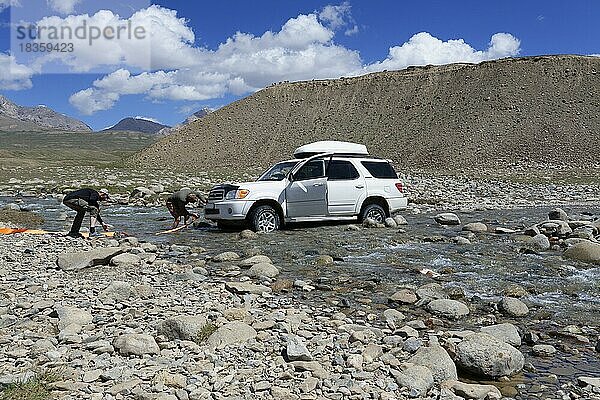 Fahrzeug bleibt beim Überqueren eines Flusses stecken  Tian Shan-Gebirge nahe der chinesischen Grenze  Region Naryn  Kirgisistan