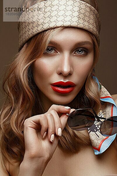 Schönes Mädchen in stilvoller Kleidung mit Sonnenbrille und roten sexy Lippen. Schönes Gesicht. Foto im Studio aufgenommen