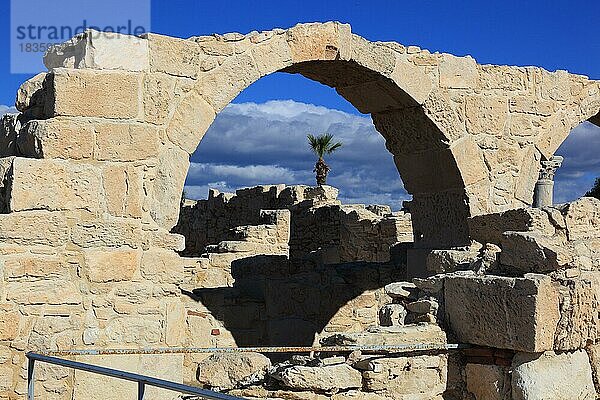 Kourion  assyrisch Ku-ri-i  altgriechisch  lateinisch Curium  historische  antike Ausgrabungsstätte  Ruinenstätte  Steinbogen  Zypern  Europa