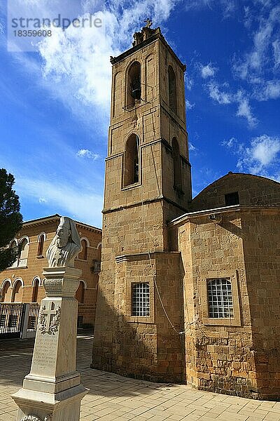 Nikosia  Lefkosia  Turm der Johanneskathedrale  Johannes Kathedrale und Statue am Kyprianou Square  Zypern  Europa