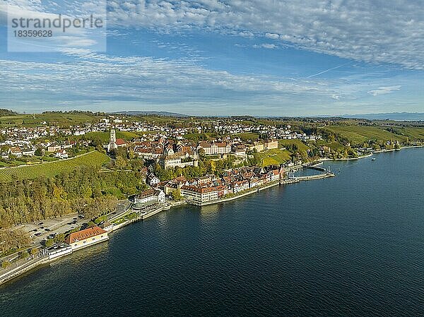 Stadtansicht von Meersburg mit Hafen und Uferpromenade  Bodenseekreis  Baden-Württemberg  Deutschland  Europa