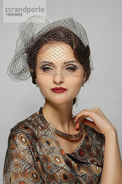 Schöne Mode-Modell mit roten matten Lippen und Schleier über die Augen in Seidenkleid. Sauberes frisches Gesicht eines hübschen Mädchens mit natürlichem Make-up