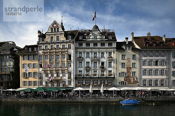 Blick von der Kapellbrücke auf Hotelpromenade  Hotel des Alpes  Altstadt  Luzern  Schweiz  Europa