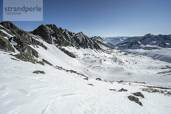 Aufsteig zum Pirchkogel  Ausblick auf verschneite Berge mit Irzwänden  Kühtai  Stubaier Alpen  Tirol  Österreich  Europa