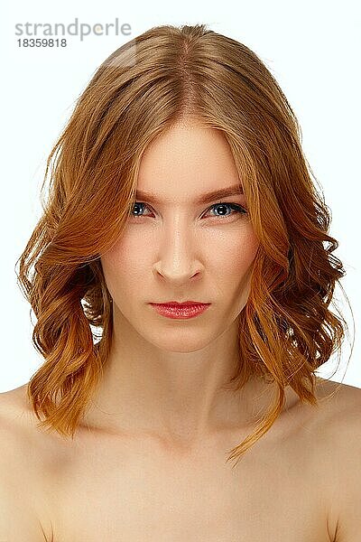 Porträt einer wütenden jungen Frau mit blauen Augen und roten Lippen. Schönheit Porträt  frische Haut. Natürliches Make-up