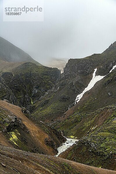 Fluss in einer Schlucht  Fuss Asgardsa  Vulkanlandschaft mit schwarzen und roten Felsen  Kerlingarfjöll  isländisches Hochland  Island  Europa