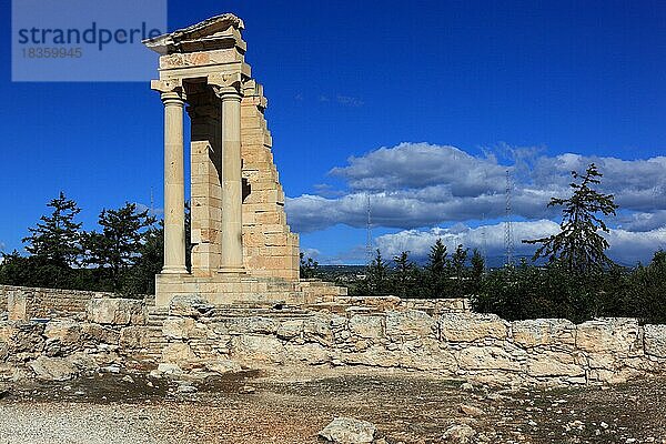 Kourion  assyrisch Ku-ri-i  altgriechisch  lateinisch Curium  Apollon-Hylates-Heiligtum  Überreste des Hylatesheiligtums  historische  antike Ausgrabungsstätte  Ruinenstätte  Haupttempel  Hylatestempel  Ireon apollonos Ilatou  Zypern  Europa