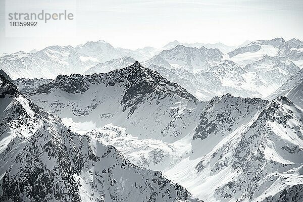 Gipfel und Berge im Winter  Sellraintal  Stubaier Alpen  Kühtai  Tirol  Österreich  Europa