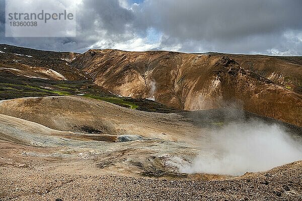 Dampfende heiße Quellen und bunte Rhyolith Berge  Geothermalgebiet Hveradalir  Kerlingarfjöll  isländisches Hochland  Island  Europa
