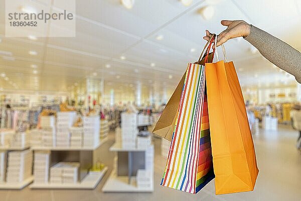 Einkaufstüten in den Händen der Frau. Freude am Konsum. Einkäufe  black friday  Rabatte  Verkauf Konzept