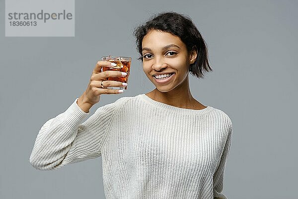 Closeup Porträt der jungen afrikanisch-amerikanischen Frau steigt Glas Cola mit Eis in der Hand