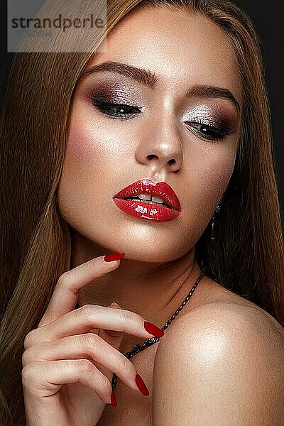 Schönes Mädchen mit klassischen bunten Make-up und roten Lippen. Schönes Gesicht. Fotos im Studio geschossen