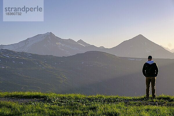 Sonnenuntergang am Stubner Kogel  mit Großglockner  rechts Ritterkopf  Bad Gastein  Gasteiner Tal  Salzburger Land  Österreich  Europa