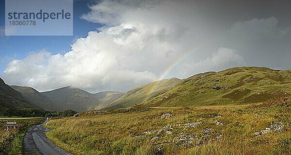 Regenbogen in den Highlands  Schottland  Großbritannien  Europa