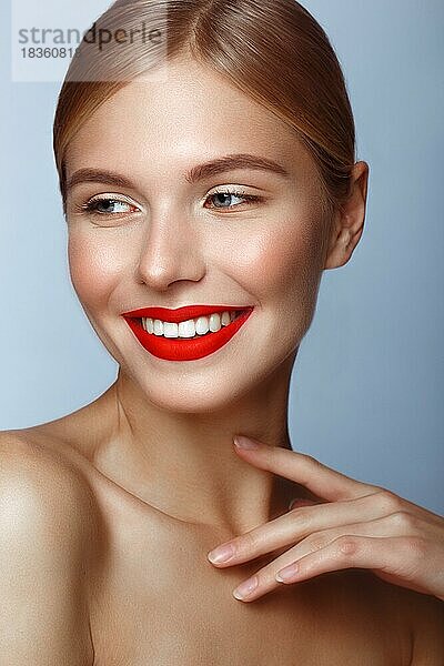 Schönes Mädchen mit roten Lippen und klassischem Make-up. Schönes Gesicht. Foto im Studio aufgenommen