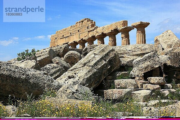 Selinunt  Überreste von den Tempeln der Akropolis in der archäologischen Ausgrabungsstätte von Selinunte  Provinz Trapani  Sizilien  Italien  Europa