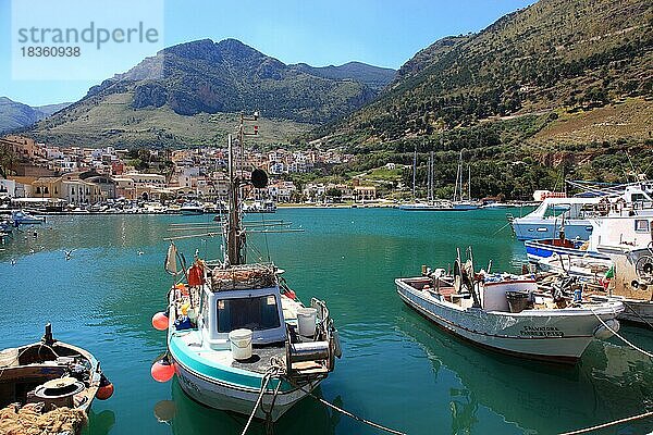 Boot im Fischerhafen von Castellammare del Golfo  Gemeinde in der Provinz Trapani  Sizilien  Italien  Europa