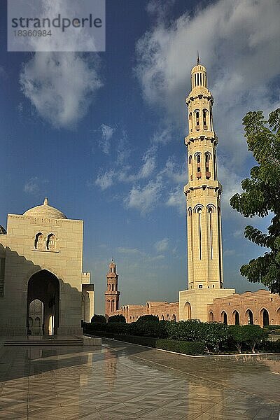 Die Große Sultan-Qabus-Moschee in Muscat ist die Hauptmoschee in Oman. Sie gilt als eines der wichtigsten Bauwerke des Landes und als eine der weltweit größten Moscheen  Oman  Asien