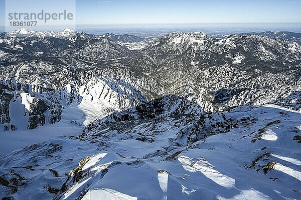 Ausblick vom Gipfel des Sonntagshorn  hinten verschneite Gipfel der CHiemgauer Alpen  Bergpanorama  Bayern  Deutschland  Europa